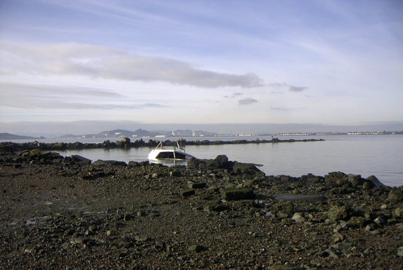 sunken_boat_in_front_of_kaisar_shipyards.jpg